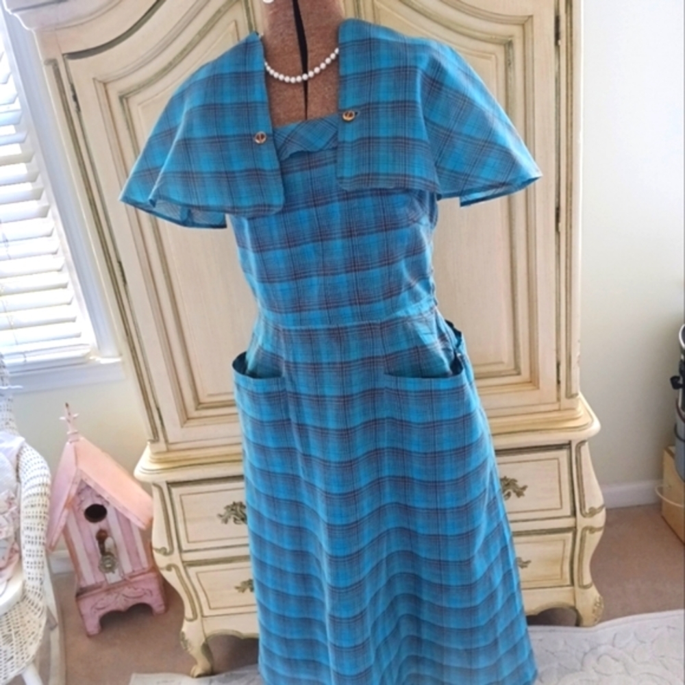 FABULOUS UNWORN 1940S DRESS AND CAPLET WITH DOUBLE GATHERING POCKETS!